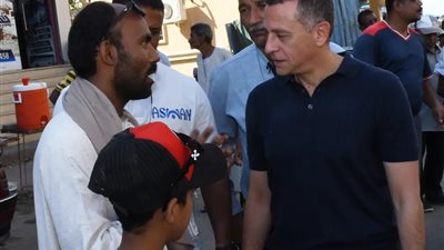 محافظ أسوان توفير باكيات جديدة للباعة الجائلين لتحقيق الإستقرار الأسري 