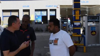 محافظ أسوان يتابع ميدانياً تطبيق منظومة تشغيل مركبات التوك توك الجديدة  
