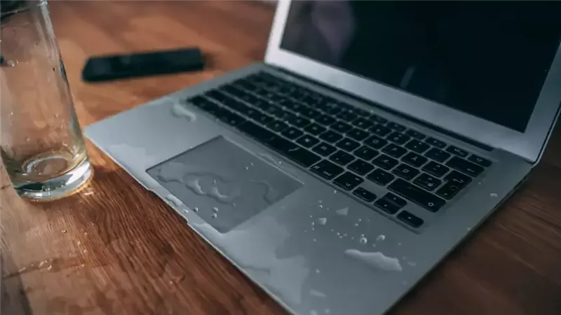 ماء مسكوب على لاب