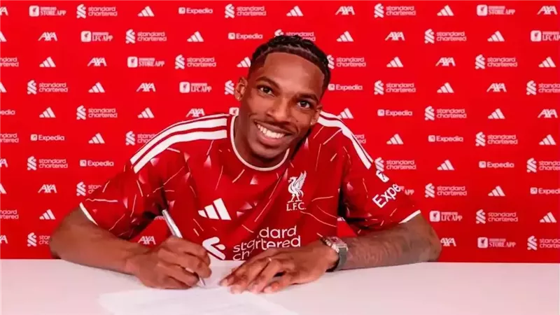 ليفربول يتعاقد مع