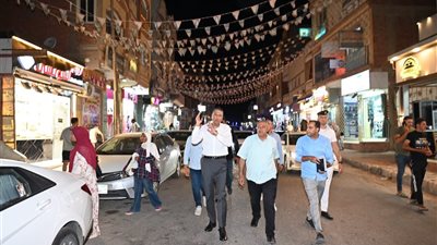 محافظ جنوب سيناء يتجول على الأقدام بشوارع طور سيناء