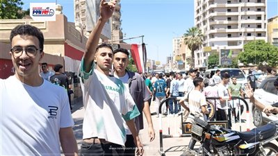 طلاب الثانوية العامة يتوافدون على اللجان لأداء امتحان اللغة الإنجليزية