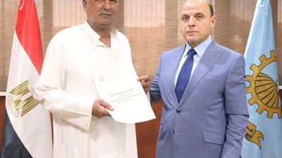 محافظ الغربية يُسلّم 26 عقد تقنين لأراضي أملاك الدولة للمستفيدين 
