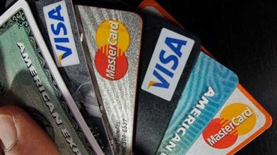 الحبس والغرامة والمنع من السفر.. احذر عقوبة الاعتداء على بطاقات البنوك