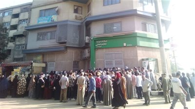 كبار السن يفترشون الأرصفة أمام بريد بهتيم انتظارًا لصرف المعاشات بشبر الخيمة 