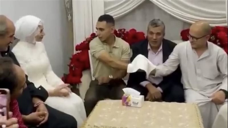 عريس خلال كتب الكتاب