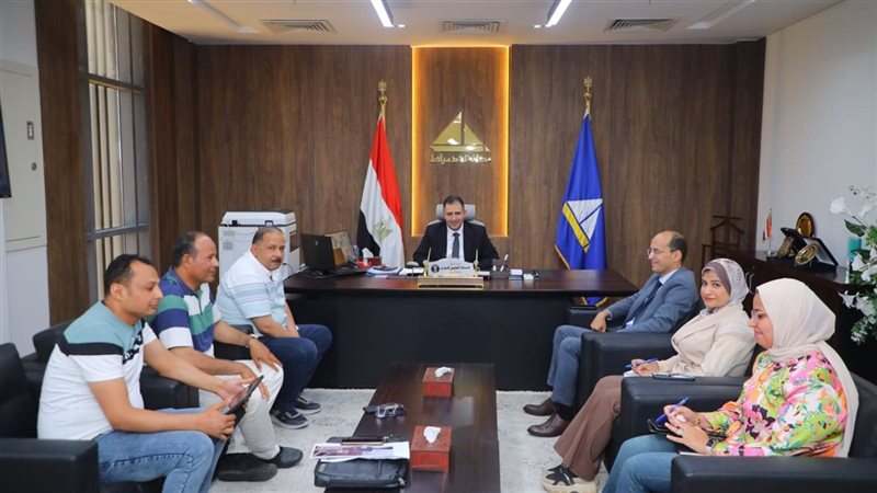 محافظ دمياط يناقش