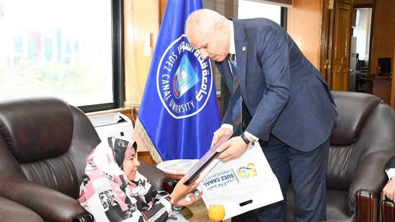  رئيس جامعة قناة