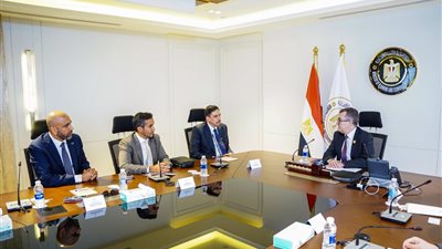 وزير التخطيط يبحث مع 