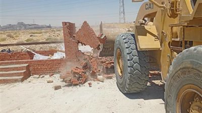 حي عتاقة يواصل حملات إزالة الإشغالات ورفع التعديات بطريق العين السخنة بالسويس 