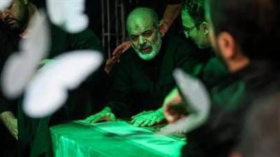 واضعا يده على نعش خامنئي.. أول ظهور لقائد الحرس الثوري منذ بداية الحرب