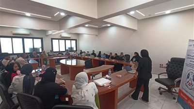 محافظ أسوان يتابع جهود وحدة تكافؤ الفرص لدعم المرأة وتمكين الشباب وذوى الإعاقة