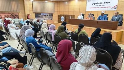 محافظ أسوان يتابع جهود وحدة السكان لدعم التنمية البشرية وتحسين الخصائص السكانية