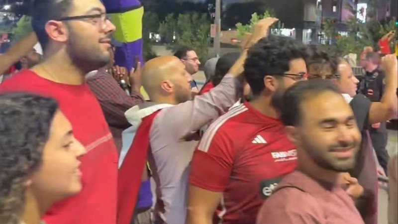 مشجعون ينتظرون محمد