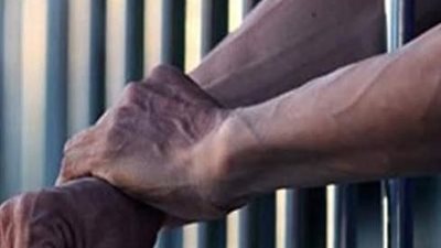 حبس شابين 4 أيام قاموا بقتل جارهم بطعنات نافذة في مركز بدر بالبحيرة