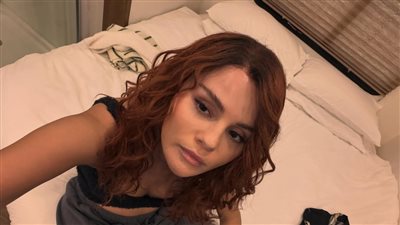 سيلينا جوميز تتخلى عن الطابع الكلاسيكي وتغير لون شعرها للأحمر الناري 
