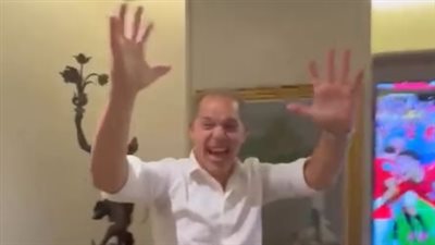 بعد فوز المنتخب المصري وتأهله.. تعرف على رد فعل أسرة الزعيم عادل إمام