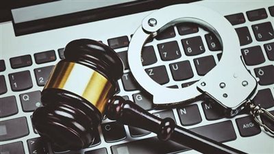 حبس وغرامة ومنع من السفر..  احذر عقوبة الاعتداء على الحسابات الخاصة