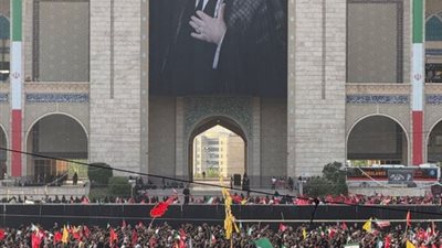 أكبر جنازة منذ الخميني.. ملايين الإيرانيين يودعون علي خامنئي| فيديو