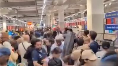 بسبب موجة الحر.. فرنسيون يتشاجرون داخل المتاجر للحصول على التكييفات