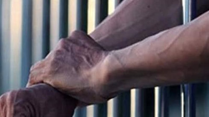 حبس شابين 4 أيام قاموا بقتل جارهم بطعنات نافذة في مركز بدر ب