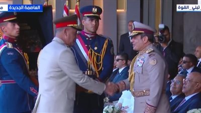 وزير الدفاع يقدم هدية تذكارية للرئيس السيسي خلال افتتاح مقر القيادة بالعاصمة