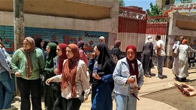 طلاب الثانوية العامة يتوافدون على اللجان لأداء امتحان اللغة الأجنبية الأولى