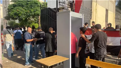 تفتيش طلاب الثانوية العامة قبل دخول اللجان لأداء امتحان اللغة الأجنبية الأولى