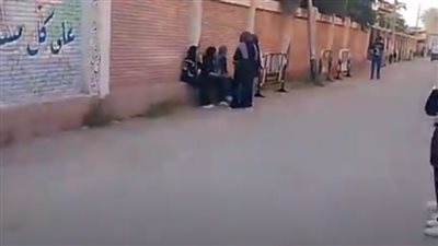 الكل بيقول يا رب.. طالبات دمياط يراجعن اللغة الأجنبية الأولى قبل امتحانها