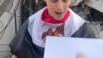 الفوز مصري والفرحة فلسطينية.. شاب يهدي العميد حسام حسن لوحة مميزة
