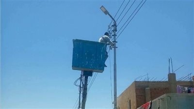 حي الجناين بالسويس يواصل رفع كفاءة الإنارة العامة وصيانة الأعطال بنطاق الحي 
