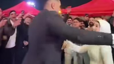 واقع من الدور 14 في حبها.. عريس يتصدر المشهد برقصة مع عروستة 