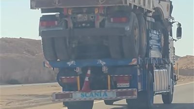 تريلا شايلة تريلا.. شاب يرصد مشهدًا نادرًا على طريق سريع