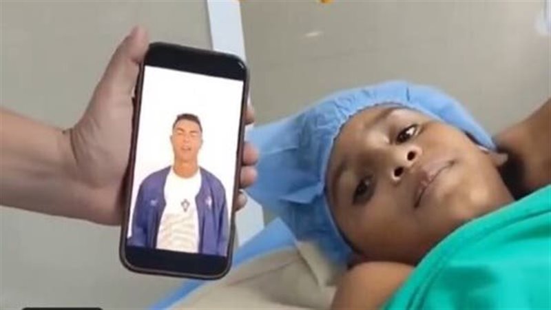 رونالدو يساند الطفل