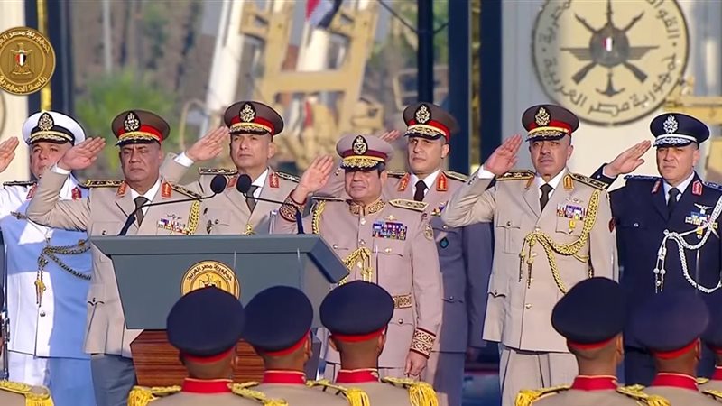  السيسي يرتدي الزي العسكري في افتتاح «الأوكتاجون»