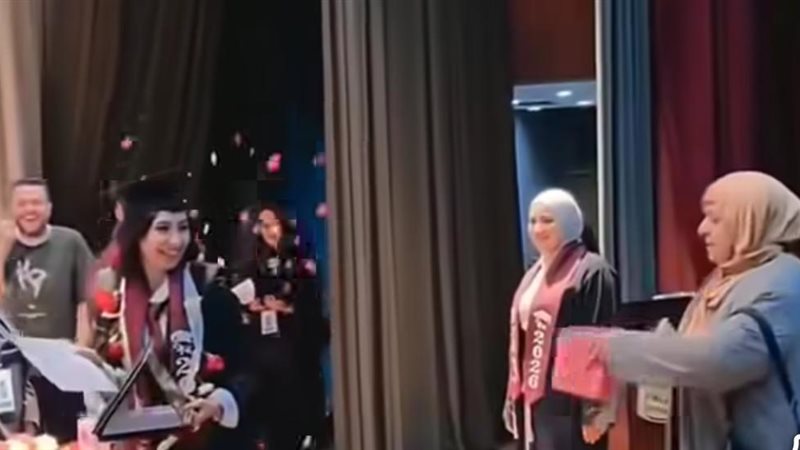 رشت الورد عليها