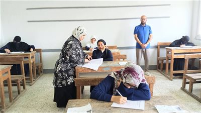 مدير المواد الثقافية بمنطقة السويس الأزهرية تتابع امتحانات الثانوية الأزهرية 