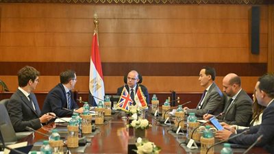 وزير الاستثمار والسفير البريطاني يبحثان تعزيز التعاون الدوائي والزراعي