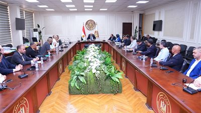 وزير العمل يلتقي شركات إلحاق العمالة بالخارج لتوفير فرص عمل للشباب
