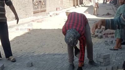 رئيس مدينة دمنهور يتابع أعمال تركيب بلاط الإنترلوك بشوارع غربال وقراقص 