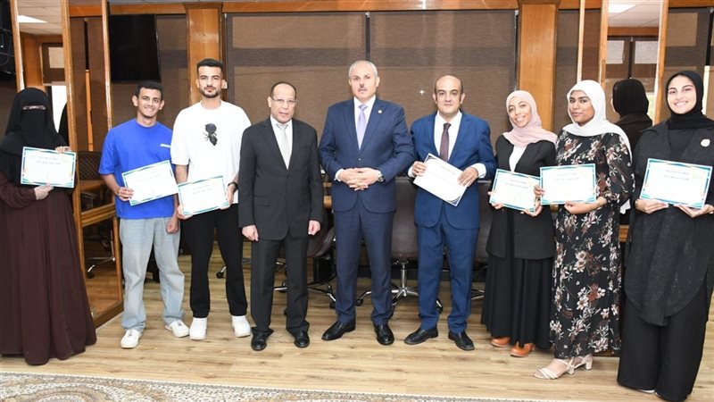  رئيس جامعة قناة