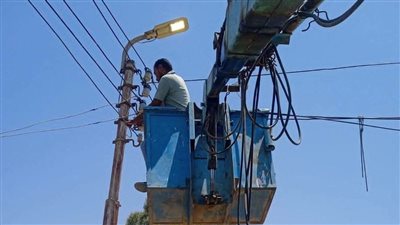 حي الجناين بالسويس يواصل رفع كفاءة الإنارة وكسح تجمعات مياه الصرف الزراعي