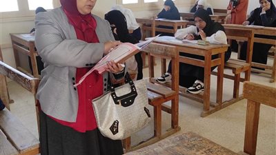 بدون شكاوي ..مدير المواد الثقافية بأزهر السويس يتابع انتظام امتحانات الثانوية 