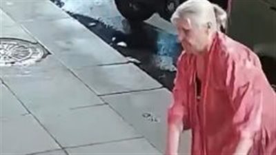 ضحكات الزبائن أزعجتها.. مسنة روسية تعلن الحرب على مقهى أسفل بيتها فماذا حدث؟