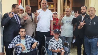 من اللقاء إلى الوظيفة.. محافظ سوهاج يوجه بتوفير فرص عمل وتسليم العقود لشباب 