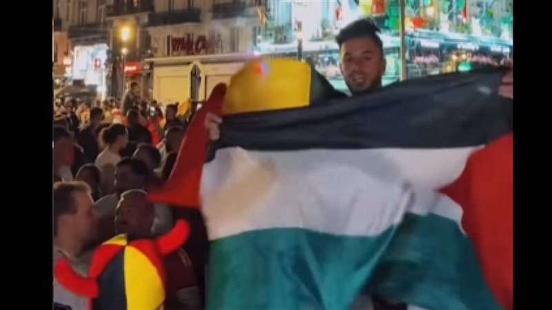 جماهير بلجيكا ترفع