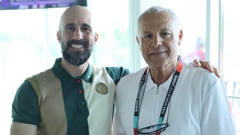  هدية لهاني أبو ريدة