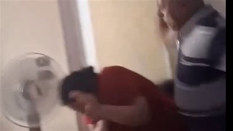رجل يعتدي على سيدة