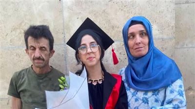 تخرج فتاة يثير الجدل.. سخروا من والديها فحولهم الأتراك إلى أبطال