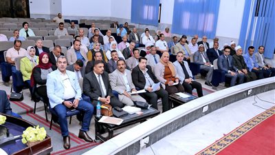 لا تهاون مع المخالفين.. محافظ سوهاج يتابع ملفات التصالح والتقنين وحياة كريمة